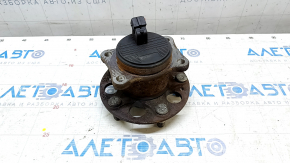 The rear left hub of a Hyundai Elantra AD 17-20 is rusty.