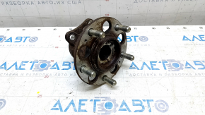 The rear left hub of a Hyundai Elantra AD 17-20 is rusty.