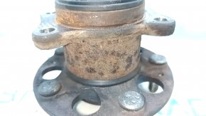 The rear left hub of a Hyundai Elantra AD 17-20 is rusty.