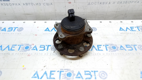 The rear right hub of a Hyundai Elantra AD 17-20 is rusty.
