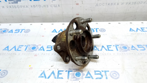 The rear right hub of a Hyundai Elantra AD 17-20 is rusty.
