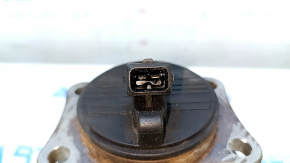The rear right hub of a Hyundai Elantra AD 17-20 is rusty.