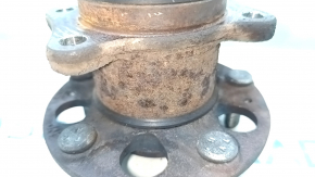 The rear right hub of a Hyundai Elantra AD 17-20 is rusty.