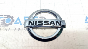 The Nissan logo emblem on the tailgate of a Nissan Leaf 18-22 has broken guides.