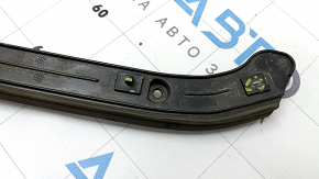 The hood seal on the Audi Q3 83A 19-25 is broken.