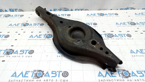 The lower control arm under the rear right spring of Mazda 6 18-21 is rusty, the silent block needs to be replaced