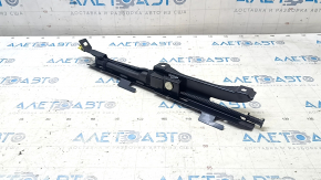 The Audi A3 8V 15-16 4D passenger seat belt tensioner has a broken connector.