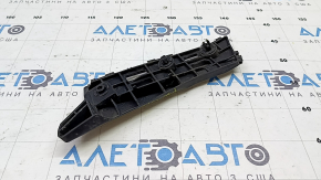 The right front bumper mount for a Toyota Prius 30 10-15 is broken.