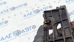 The right front bumper mount for a Toyota Prius 30 10-15 is broken.