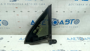 The front left triangle door glass of a VW Tiguan 18-24 has a broken mount.