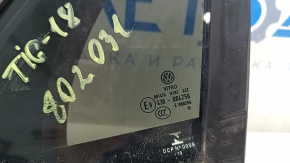 The front left triangle door glass of a VW Tiguan 18-24 has a broken mount.