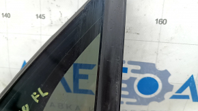 The front left triangle door glass of a VW Tiguan 18-24 has a broken mount.