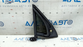 The front left triangle door glass of a VW Tiguan 18-24 has a broken mount.