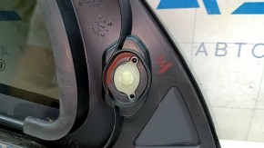 The front left triangle door glass of a VW Tiguan 18-24 has a broken mount.