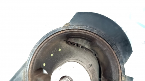 The rear engine mount of a Toyota Prius 30 12-15 is cracked.
