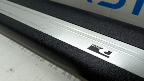 Front right door sill trim for VW Tiguan 18-24, black with chrome insert, R-Line, scratches, broken fastener, crack