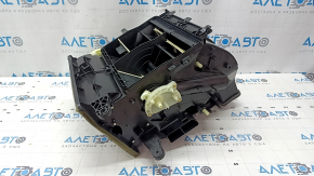 The heater housing is bare, the air conditioner of the Jeep Grand Cherokee WL 21-25 long has a broken wiring mount.
