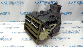 The heater housing is bare, the air conditioner of the Jeep Grand Cherokee WL 21-25 long has a broken wiring mount.