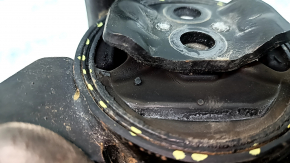 The left engine mount of a Hyundai Santa FE Sport 13-18 2.4 is cracked.