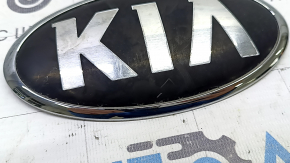 Kia Sorento 16-20 tailgate emblem scratches