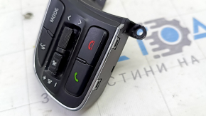 The steering wheel control buttons on the left Kia Niro 17-19 HEV and PHEV are worn out.