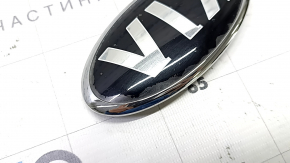 The KIA emblem badge on the front bumper of the Kia Niro 17-22 has swollen paint.