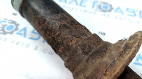 The rear right shock absorber of a Subaru Outback 15-17 is rusty.