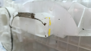 The heater housing is bare, air conditioning, left side of Mazda 3 19-23 under auto, the mount is broken