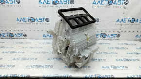 The heater housing is bare, air conditioning, left side of Mazda 3 19-23 under auto, the mount is broken