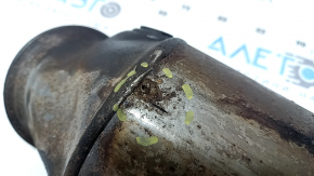 The BMW X5 F15 14-18 N55 catalytic converter is rusty, the bolts are broken, and the mesh is torn.