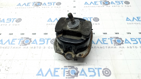 The left engine mount of a BMW X5 F15 14-18 N55 is rusty and cracked.