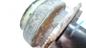 The left engine mount of a BMW X5 F15 14-18 N55 is rusty and cracked.