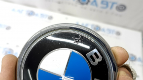 The paint on the BMW X5 F15 14-18 trunk lid emblem is blistering.