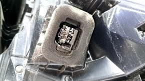 The left outer wing light of a Volvo XC60 18-25 has a broken glass.