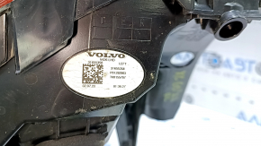 The left outer wing light of a Volvo XC60 18-25 has a broken glass.