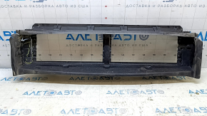 The lower air duct of the Volvo XC60 22-25 blinds is torn.