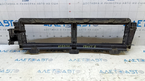 The lower air duct of the Volvo XC60 22-25 blinds is torn.