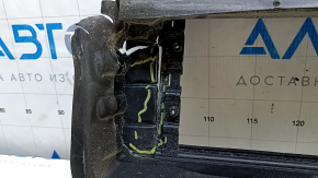 The lower air duct of the Volvo XC60 22-25 blinds is torn.