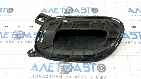 The lower left rear bumper trim of the Mercedes W167 GLE 350 450 20-24 is broken.