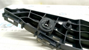 The right front bumper mount for a Toyota Highlander 20-25 has broken latches.