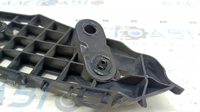 The right front bumper mount for a Toyota Highlander 20-25 has broken latches.