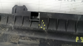 The lower radiator deflector of the BMW F30 17-18 B46 is broken and cracked.