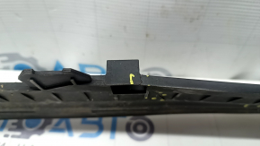 The lower radiator deflector of the BMW F30 17-18 B46 is broken and cracked.