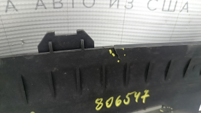 The lower radiator deflector of the BMW F30 17-18 B46 is broken and cracked.
