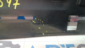 The lower radiator deflector of the BMW F30 17-18 B46 is broken and cracked.
