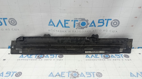 The lower radiator deflector of the BMW F30 17-18 B46 is broken and cracked.