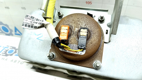 The passenger airbag in the dashboard of a Toyota Highlander 20-25 has a rusty squib.