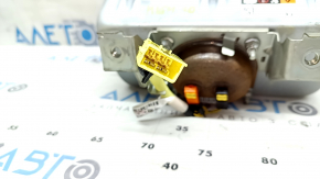 The passenger airbag in the dashboard of a Toyota Highlander 20-25 has a rusty squib.