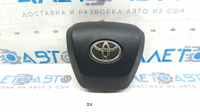 The driver's side airbag in the steering wheel of a Toyota Highlander 20-21 is black, the squib is rusty, the chrome on the emblem is peeling.
