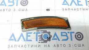 The front left reflector of the BMW 3 F30 16-18 has come unglued and is worn out.